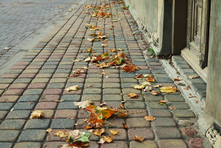 Laub auf Wegflächen