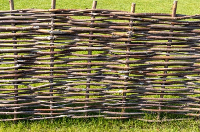 Zaun aus Weide selber bauen - Anleitung für den natürlichen Sichtschutz