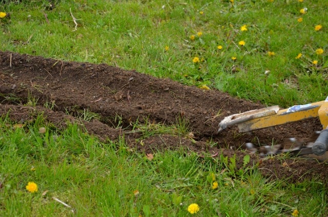 Rasen Drainage verlegen - so wird's gemacht