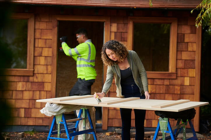 Die Gartenhütte erhält ihren neuen Anstrich