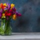 Tulpen und Narzissen in der Vase zusammen halten