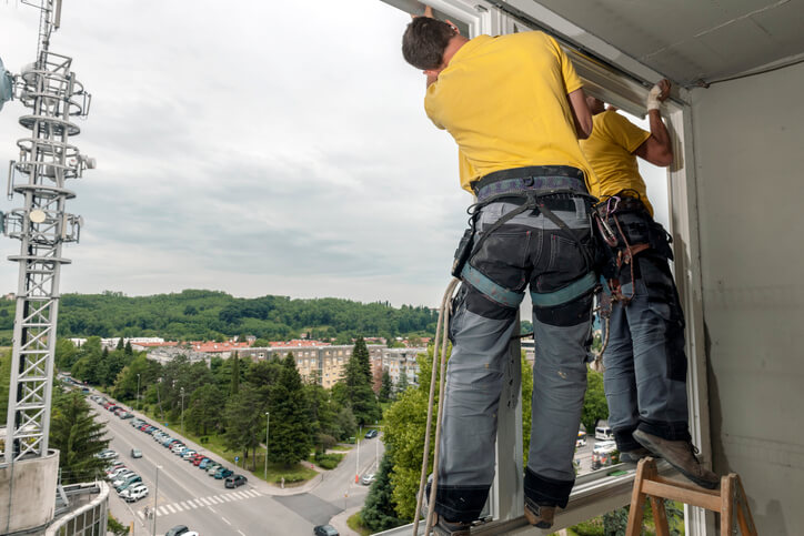 Befestigung mit Metallwinkeln