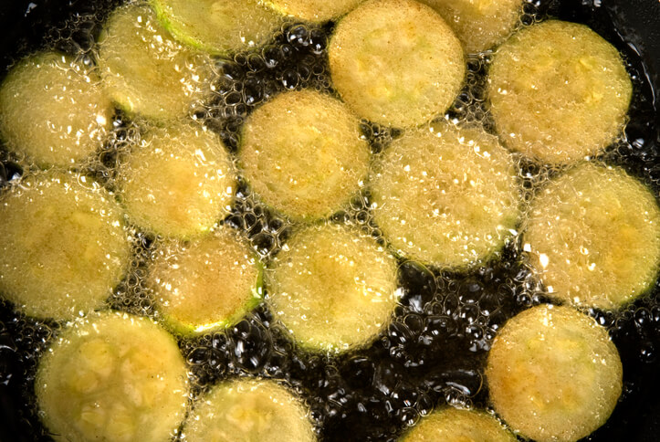 Grundzutaten für gebratene Zucchini