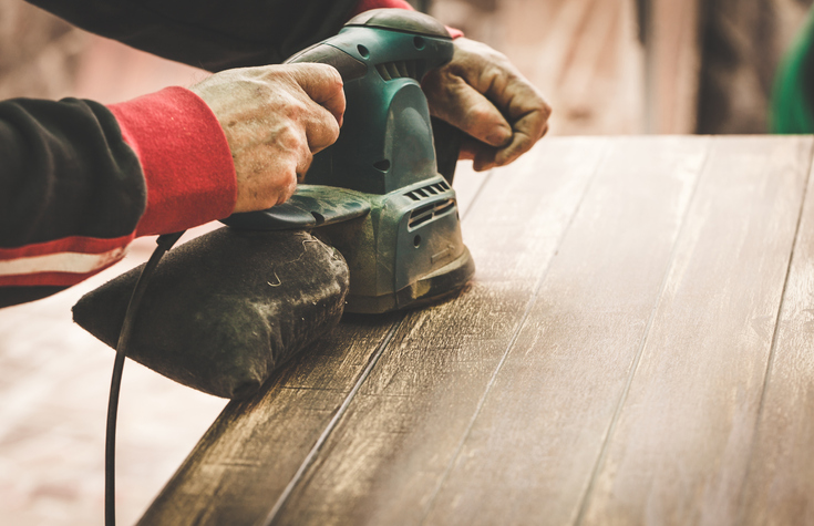 Reinigen und Schleifen bereitet das Holz vor