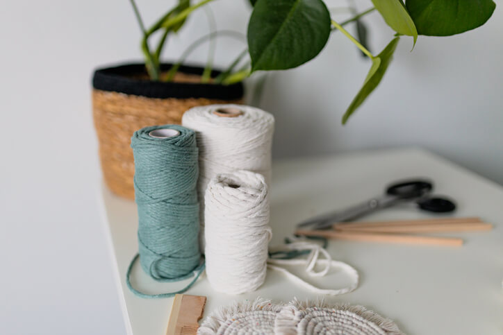 Selbst gehäkelte Blumentöpfe