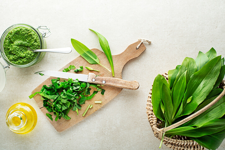 So gelingt Bärlauchöl sehr einfach