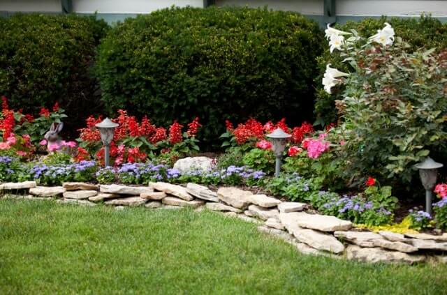 Blumenrabatte mit Steinen anlegen