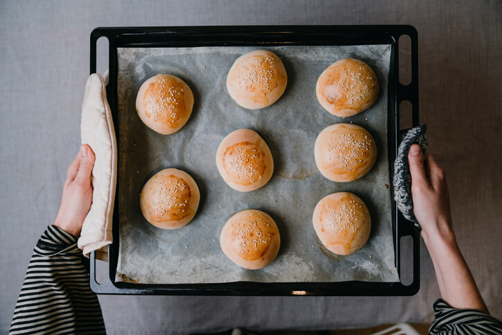 Brötchen im Backofen aufbacken