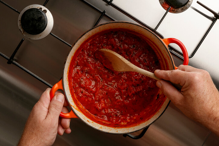 Tomatensaft auf dem Herd herstellen