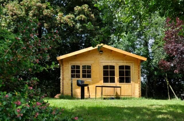 Ein Gartenhaus ohne Boden aufbauen