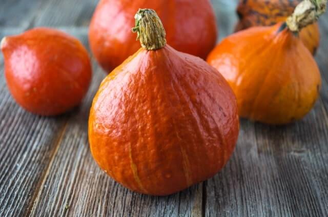 Hokkaido-Kürbisse im Keller richtig lagern und bis zum Frühjahr genießen