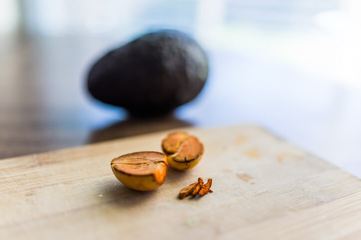 Avocadokern an der Luft trocknen