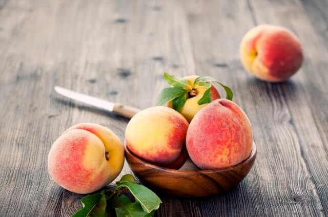Einen Pfirsich richtig schälen - Tipps um einen Pfirsich zu häuten