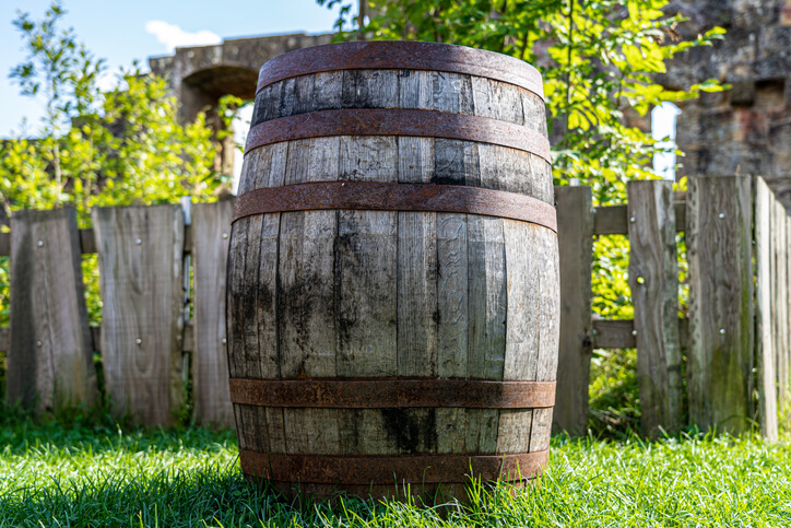 Wie bereitet man das Weinfass zum Bepflanzen vor