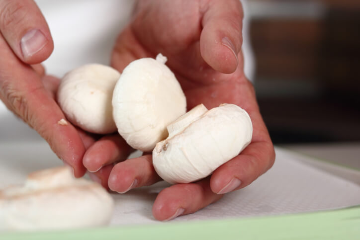Wie schält man Champignons richtig
