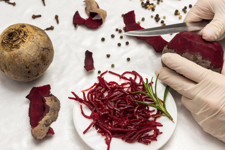 Rohe Rote Bete schälen