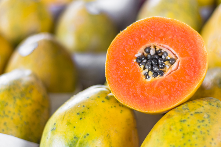 Eine reife Papaya erkennen