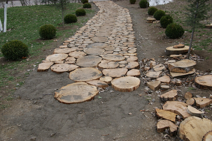 Gartenweg aus Holzscheiben