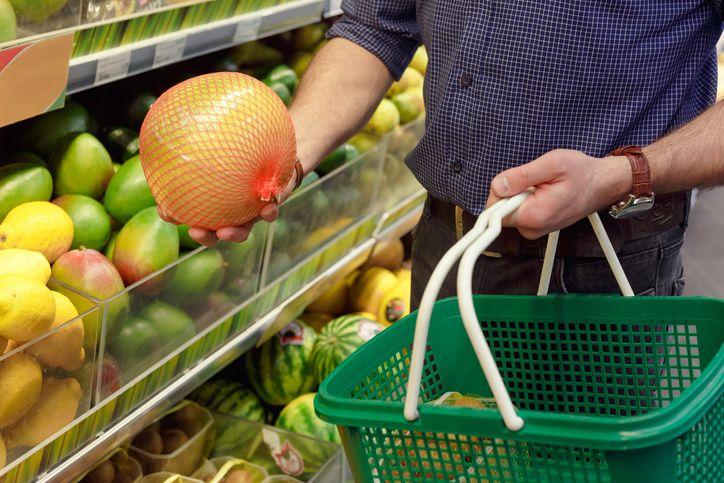 Anhaltspunkte der Reife einer Pomelo im Supermarkt