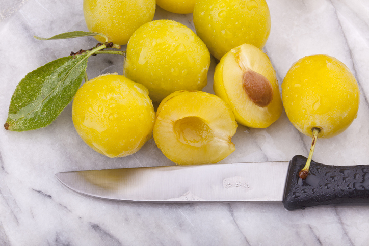 Entfernen des Kerns mit dem Messer