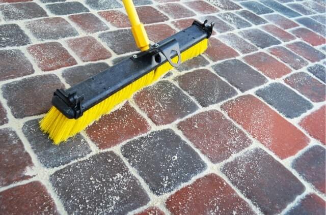 Fugensand gegen Unkraut und Ameisen