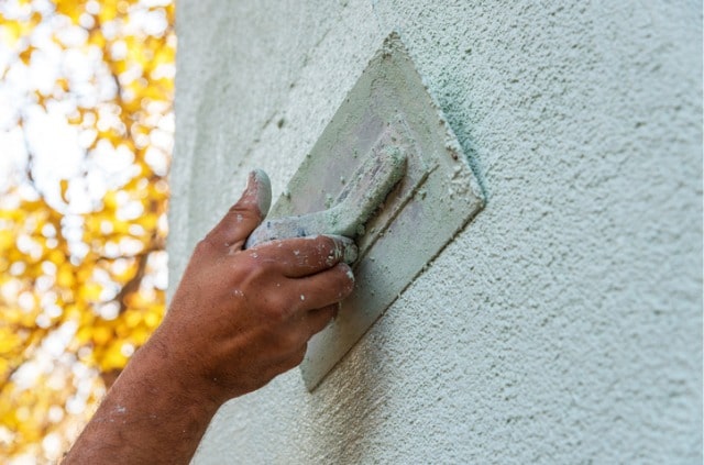 Gartenmauer verputzen - Materialien und Kosten