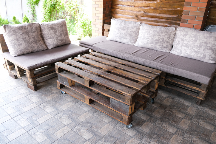 Die Vorbereitung für die Paletten-Lounge