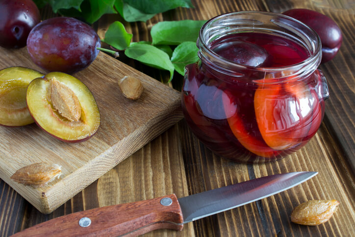 Einlegen von Zwetschgen in Rum