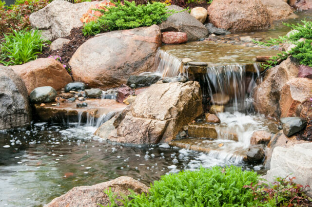 Garten Wasserfall selber bauen - kreative Ideen