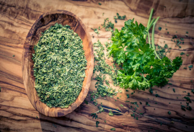 Petersilie trocknen oder einfrieren - praktische Tipps
