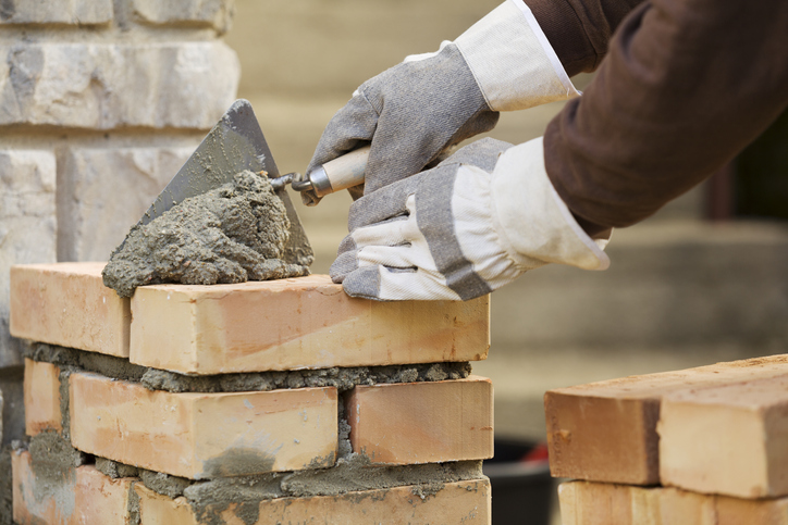 Reparatur von Schäden einer Gartenmauer