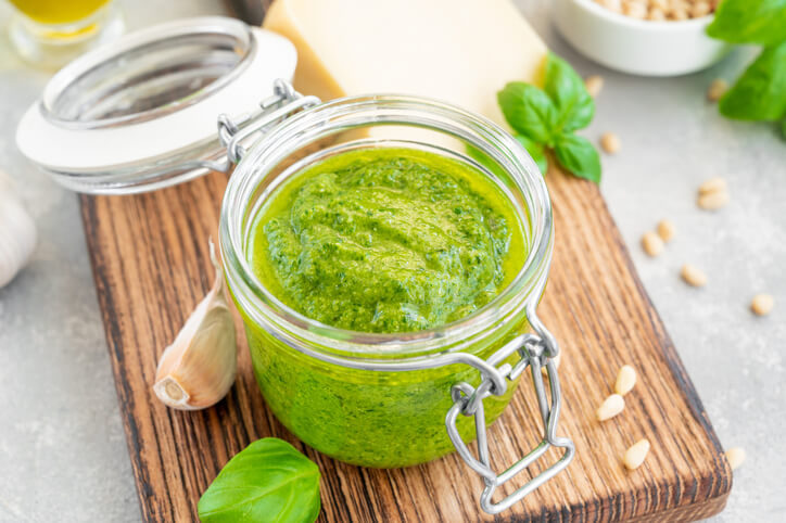 Einmachen von Pesto