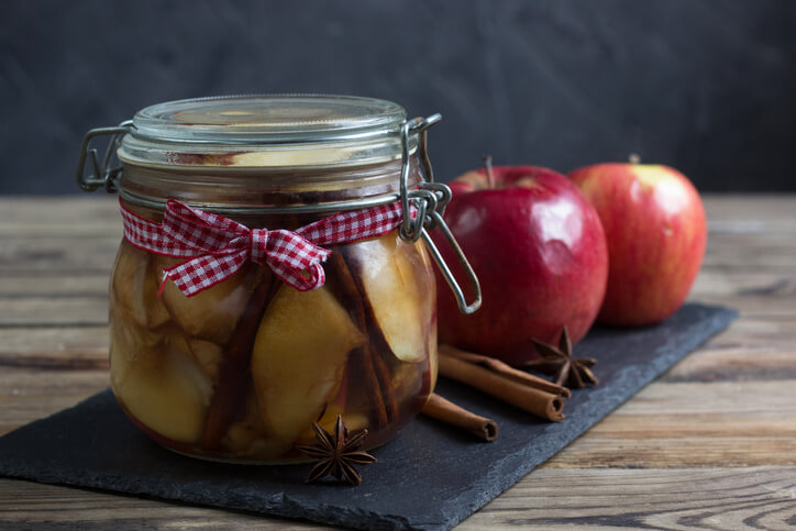 Einmachen von Äpfeln