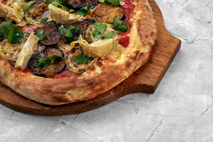 Pizza mit einem Boden aus Kohlrabi