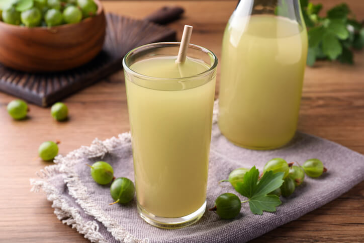 Stachelbeersaft aus der Saftpresse