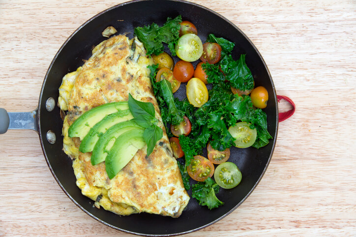 Gemüse-Omelett mit Grünkohl, Spinat und Avocado